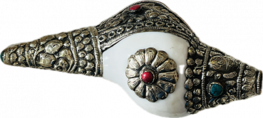 Ritual Muschelschale mit Metallverzierung