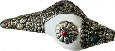 Ritual shell with white metal Puja