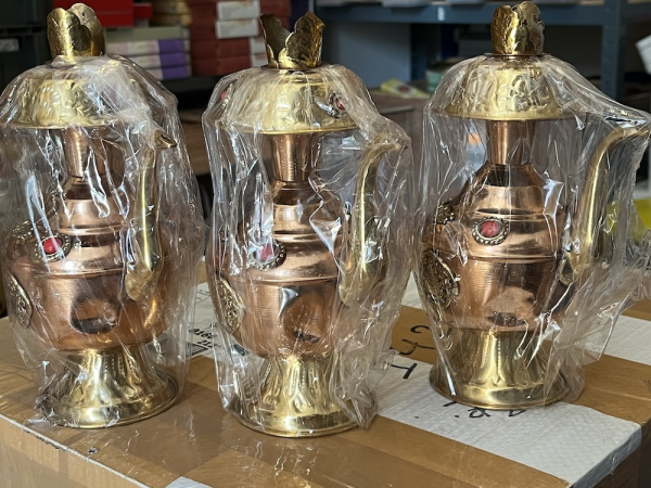 Bhumpa (Ritualvase) Kupfer mit Pfauenfeder + Schmuck  (2.Wahl)